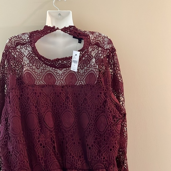 Mock-Neck Illusion
Lace Peplum Blouse Wine NWT 22W - Picture 5 of 6